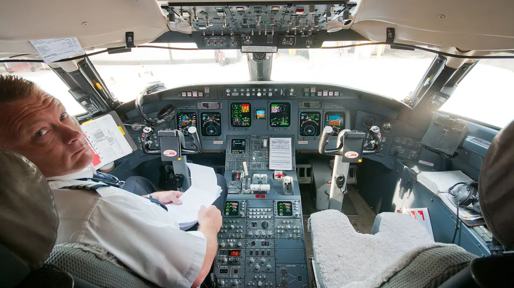Kokpit letadla Bombardier CRJ