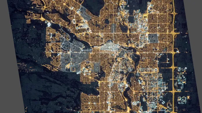 Satelitní snímek velkoměsta v noci