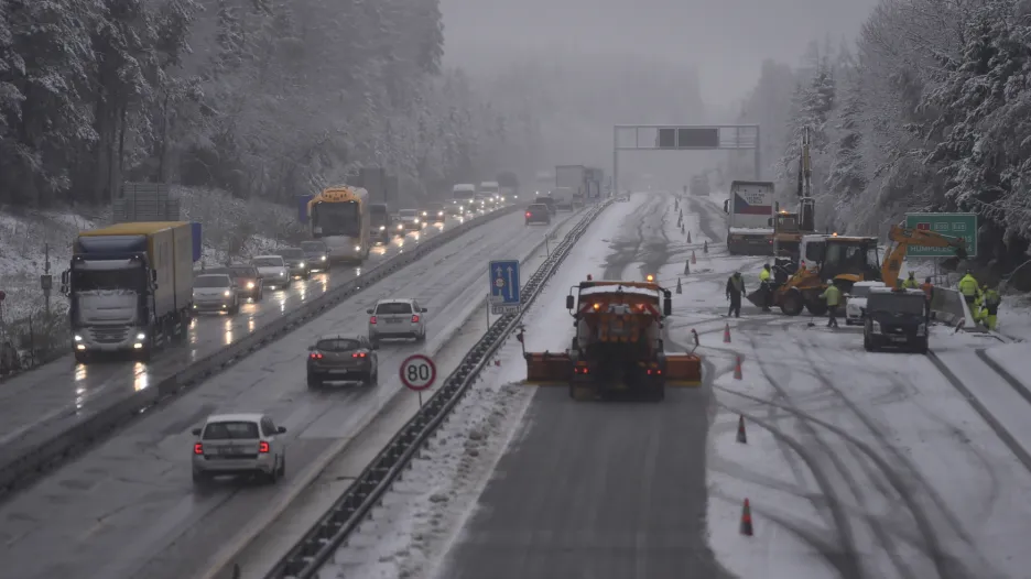 Zimní údržba na rozkopané D1 v listopadu 2019