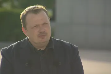 Dějiny se mají připomínat pomocí osudů a hodnot, ne v monstrózním hávu betonových pomníků, říká Kroupa