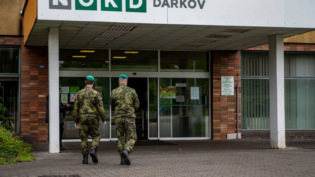 Armádní zdravotníci v Dole Darkov