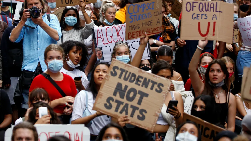 Studenti v Británii protestují proti změnám ministra školství
