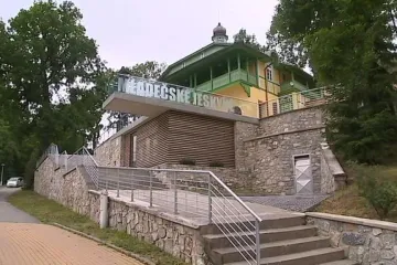 Ministr Chalupa lákal lidi do jeskyní