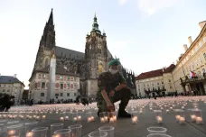 Na Pražském hradě zapálili 30 tisíc svíček za oběti pandemie. Areál je otevřen do půlnoci
