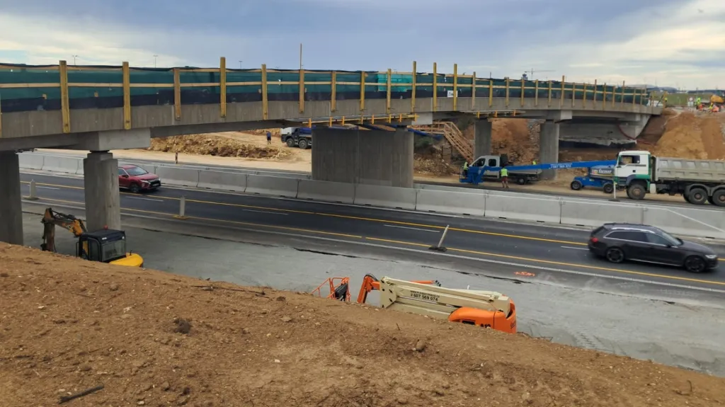 Demolice lávky u pražského letiště