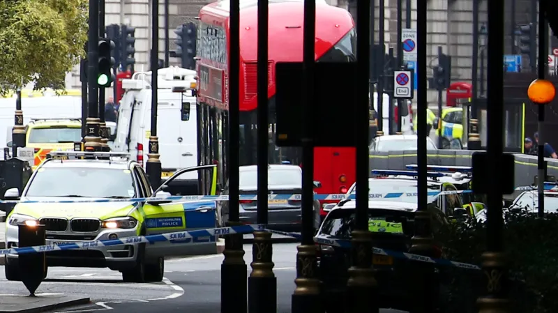 Zprávy ve 12: Muž najel do zátarasu u britského parlamentu