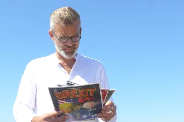 Z brexitu je komiks. Vtipu se musí zasmát zastánci i odpůrci odchodu, říká britský humorista