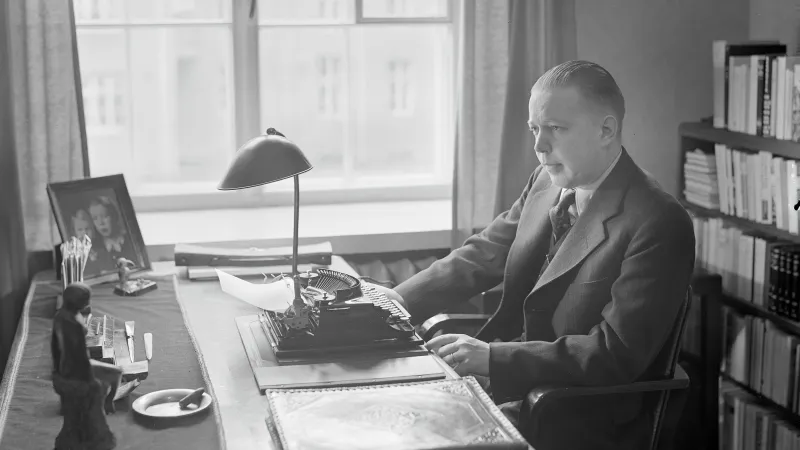 Mika Waltari při práci