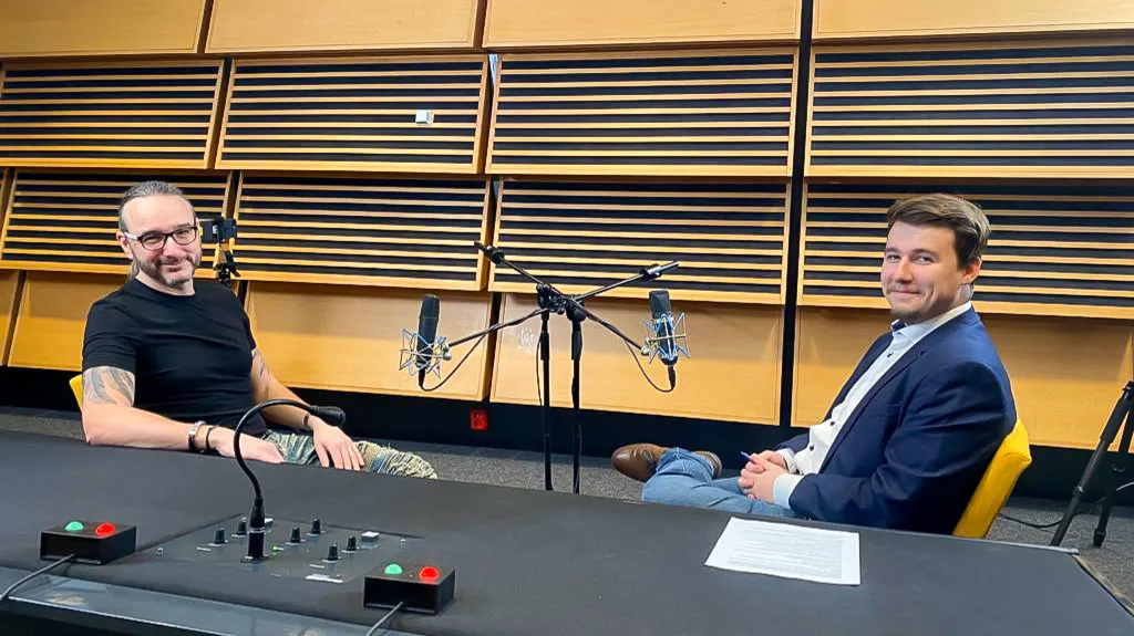 Background ČT24 s válečným reportérem Jakubem Szantó