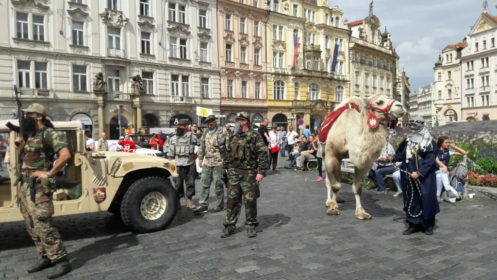 Přívrženci Martina Konvičky na Staroměstském náměstí