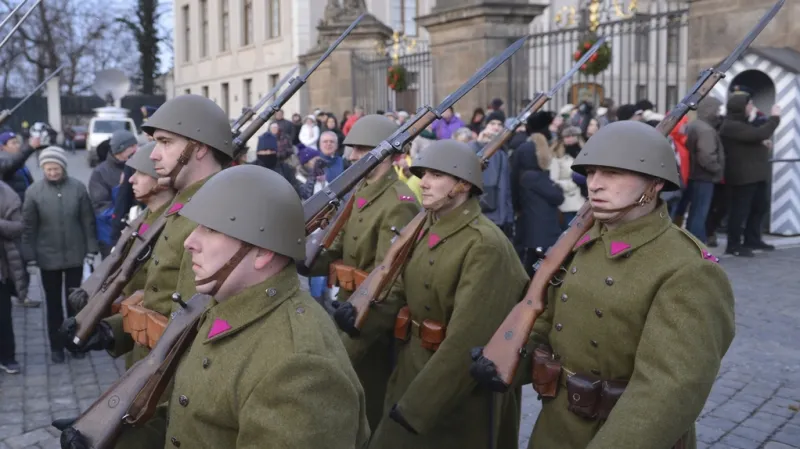 Nastoupení Hradní stráže v dobových stejnokrojích