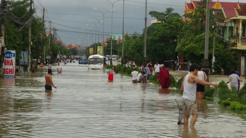 Lidé v zatopených ulicích chytají ryby
