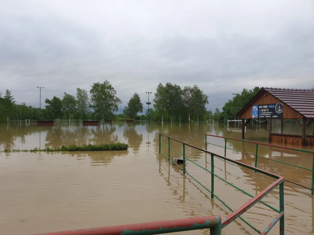 Záběry z rozvodněné Bečvy v Ústí u Hranic
