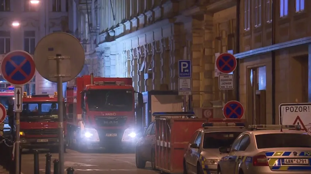 Zásah hasičů po zřícení domu v Mikulandské ulici v červenci 2018