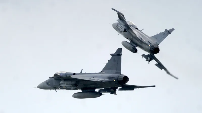 Dvě stíhačky JAS-39C Gripen v markingu vzdušných sil AČR