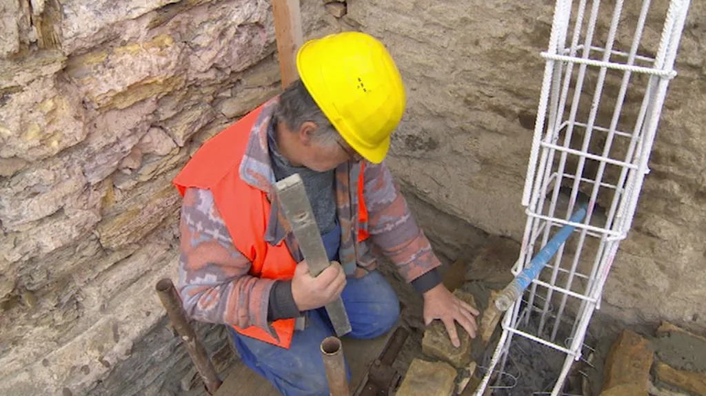 Dělník při práci na zajištění skal