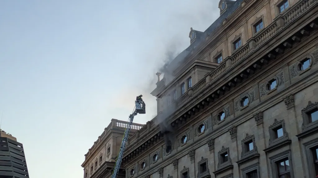 Loňský zásah hasičů při požáru v Národním divadle (26. listopadu 2024)