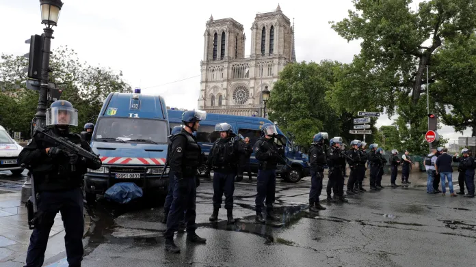 Policisté celé prostranství před katedrálou uzavřeli