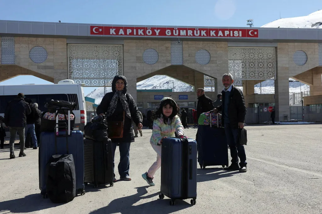 Íránci prochází hraničním přechodem Kapiköy z Íránu do Turecka