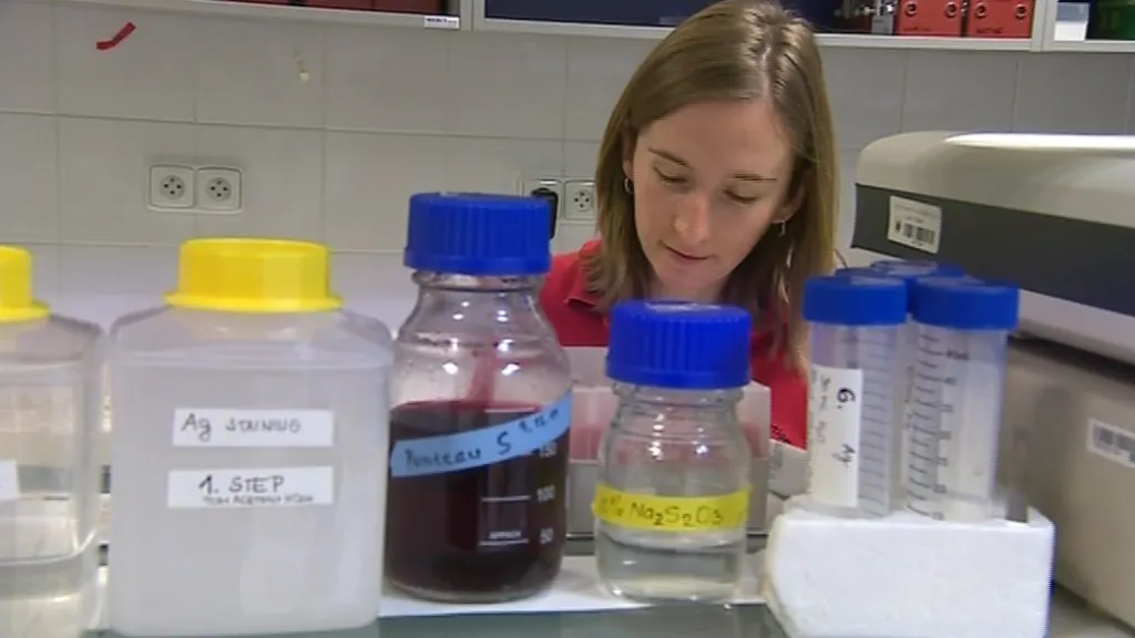 Veronika Altmannová při práci v laboratoři