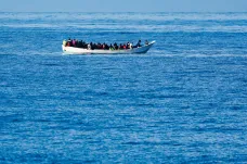 U Kanárských ostrovů Španělé zachránili přes osmdesát migrantů, dalších tři sta stále pohřešují