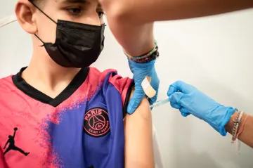 Vakcína proti covidu je účinná a bezpečná i pro děti od pěti let, tvrdí Pfizer/BioNTech. Požádá o její schválení 
