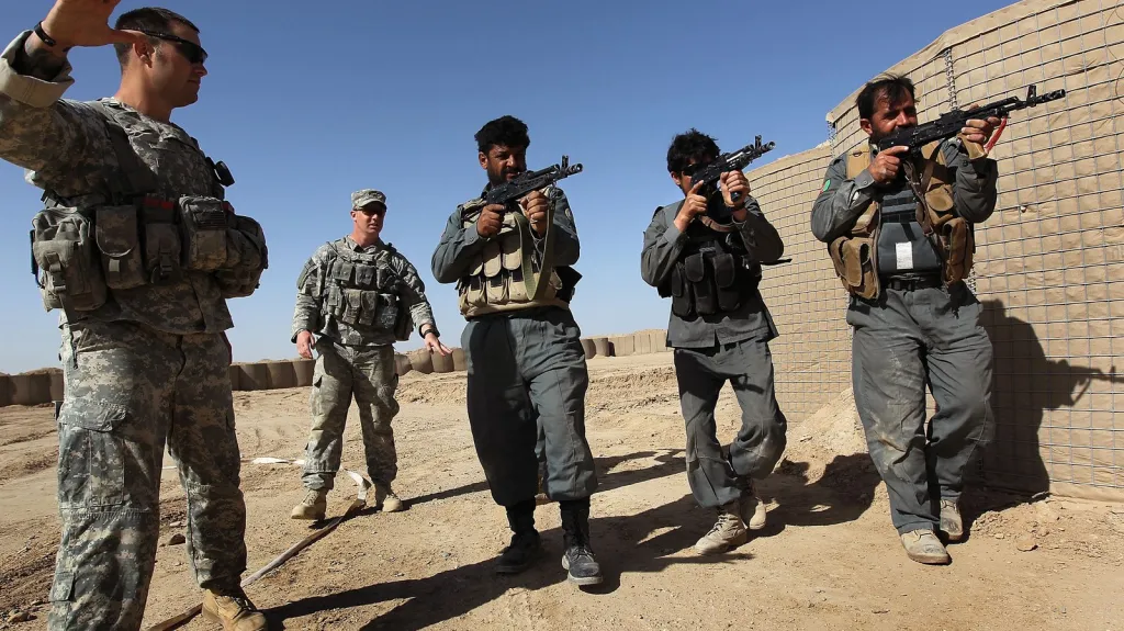 Vojáci NATO a afghánská armáda