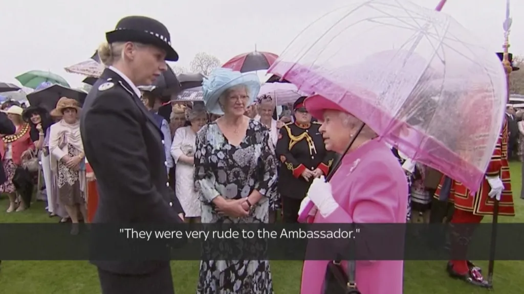 Královna Alžběta II. během rozhovoru s policejní velitelkou