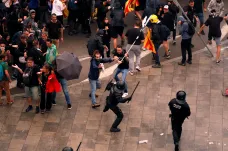 Při pondělních protestech v Katalánsku bylo zraněno 170 lidí, jeden demonstrant přišel o oko