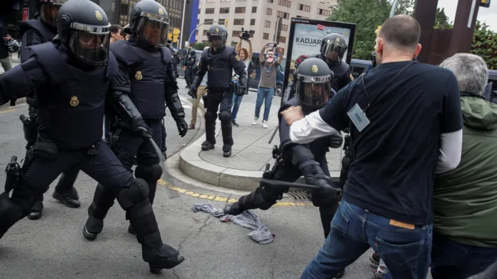 Zásah španělské policie proti voličům v Katalánsku