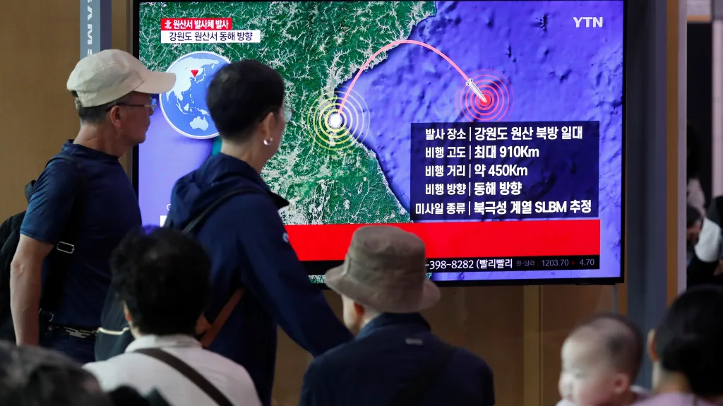 Jihokorejci sledující televiziní vysílání o severokorejském raketovém testu