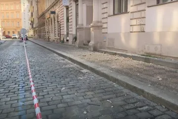 Hasiči v centru Prahy museli opět jet k pádu římsy. Příčinou může být i počasí