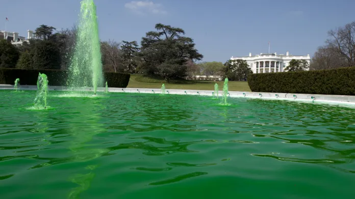Fontánou před americkým Bílým domem během svátku tekla zelená voda