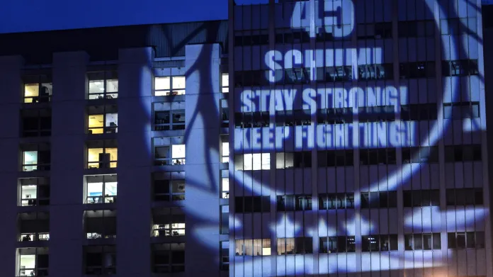 Schumacherovi fanoušci promítali vzkazy na zeď nemocnice v Grenoblu