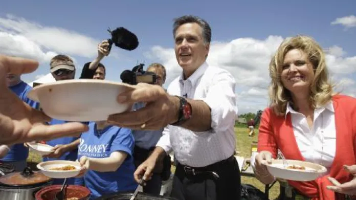 Mitt Romney s manželkou Ann servírovali účastníkům mítinku občerstvení