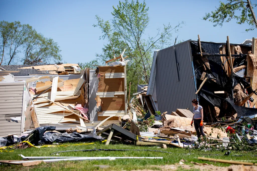 Obyvatelé amerického státu Michigan pokračují v odstraňování škod poté, co oblast zasáhla tři tornáda