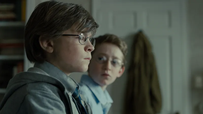 Oakes Fegley (vlevo) ve filmu Stehlík