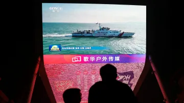 Lidé v Pekingu sledují čínské manévry u Tchaj-wanu v říjnu 2024