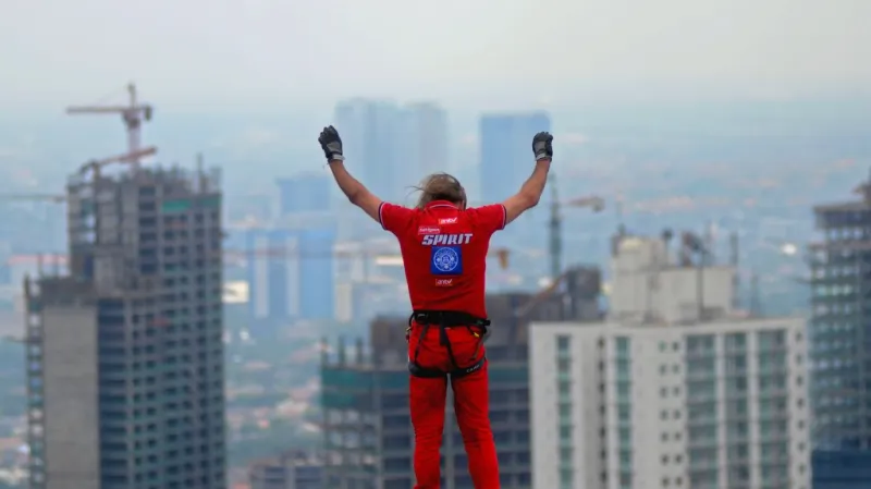 Pavoučí muž na věži v Jakartě