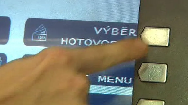 Výběr peněz z bankomatu