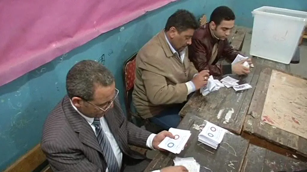 Sčítání hlasů po egyptském referendu o ústavě