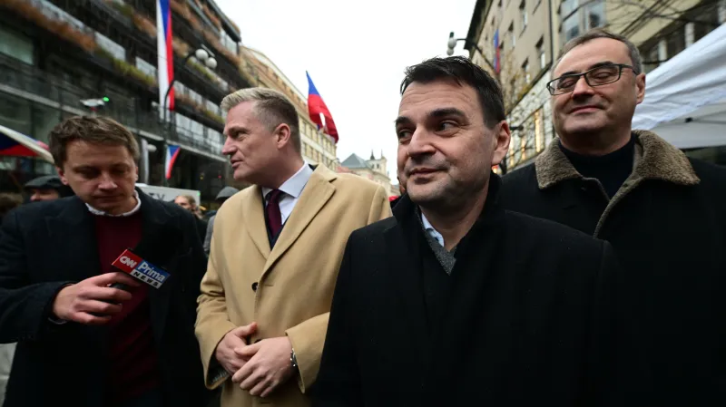 Filip Turek (za Motoristy), předseda Motoristů Petr Macinka a předseda poslaneckého klubu Motoristů Boris Šťastný na Národní třídě