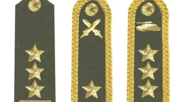 Vojenské hodnosti (zleva): plukovník, brigádní generál, generálporučík