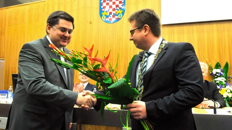 Martin Major (vpravo) a odcházející primátor Martin Novotný