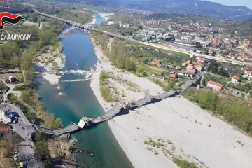 V severní Itálii se zřítil silniční most. Správce loni tvrdil, že žádné nebezpečí nehrozí