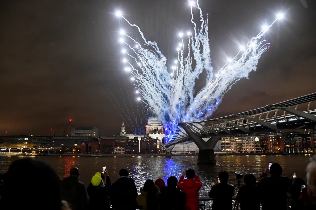 Vítání roku 2022 v Londýně. Velké oslavy se kvůli pandemii nekonaly