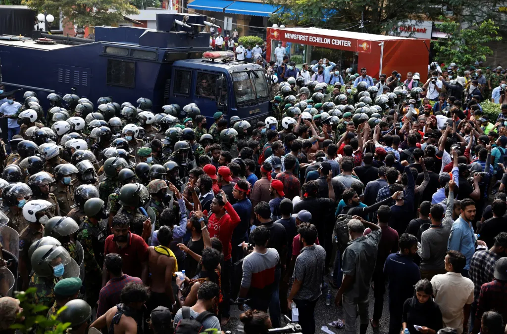 Police na Srí Lance rozháněla protivládní demonstranty slzným plynem a vodními děly