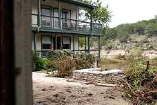 Záplavy v Texasu nepřežilo nejméně 94 lidí, pršet nepřestává