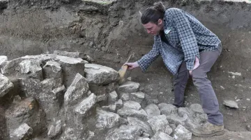Archeologové odkrývají hradbu z 9. století