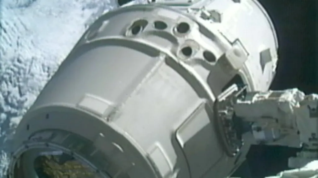 Modul Dragon se úspěšně spojil s ISS